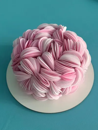 Tarta rosa cubierta de pétalos de papel de oblea