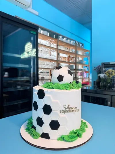 Tarta de fútbol con hexágonos de fondant y un balón encima